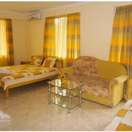 Terzievi Family House בית הארחה