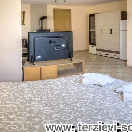Terzievi Family House בית הארחה 3*